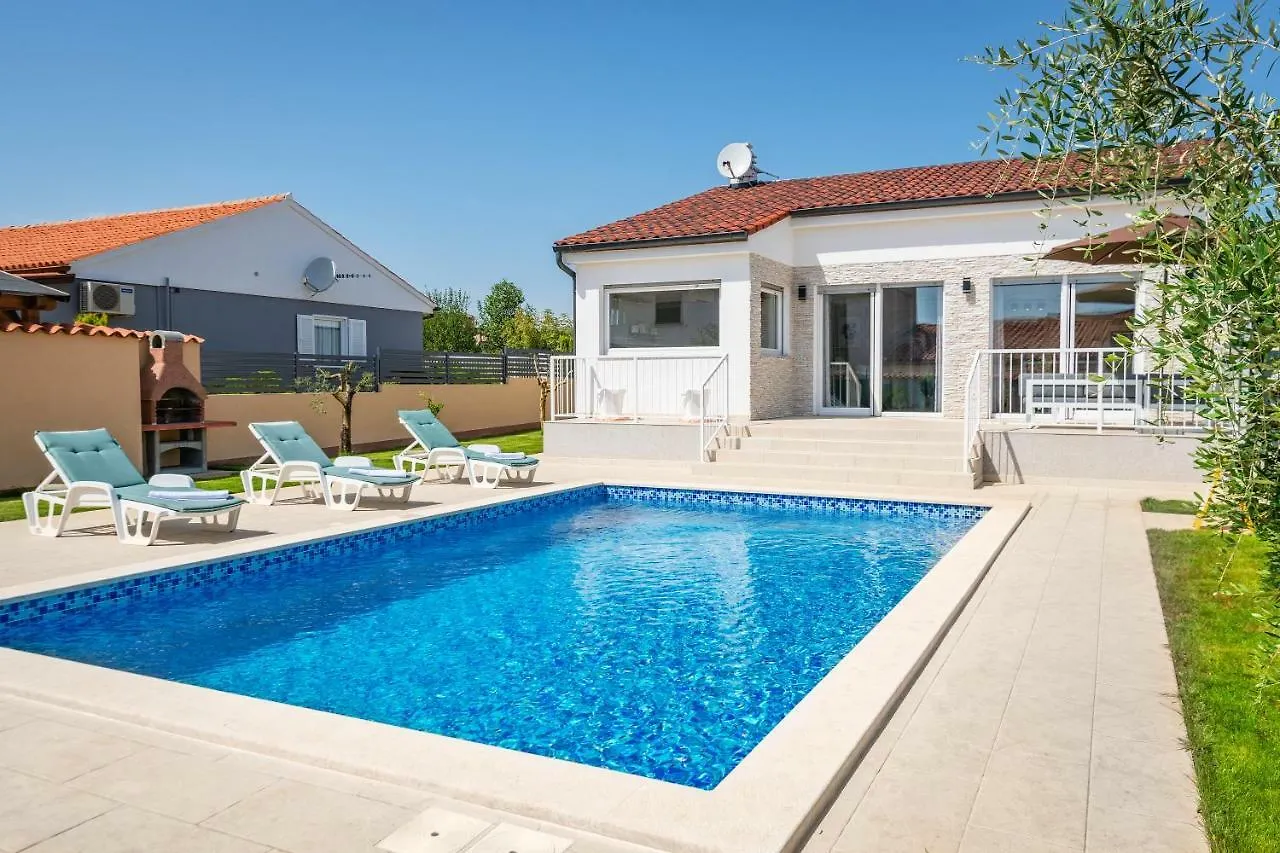 Villa MarEma Pola 0*,