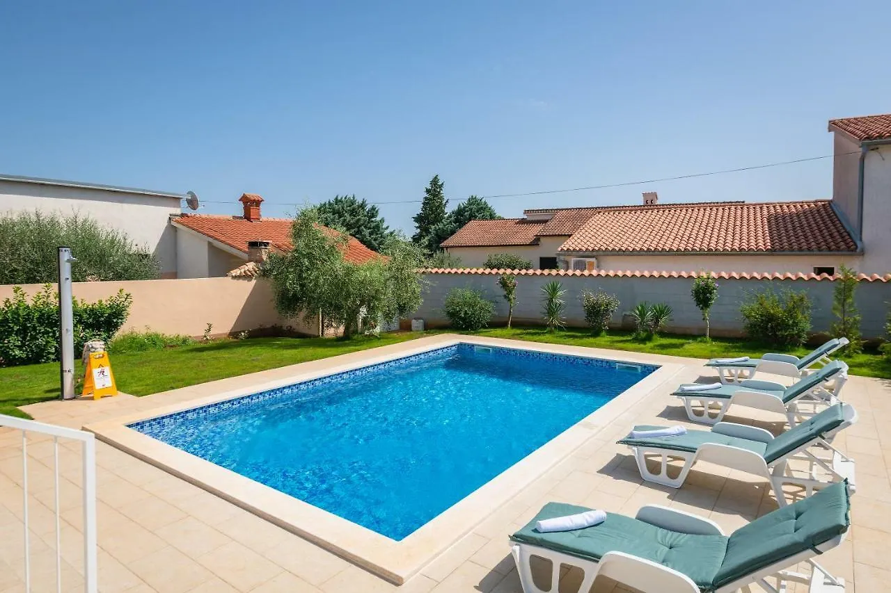 Villa MarEma Pola 0*,  Croazia